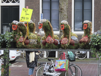 851530 Afbeelding van een kraam op de bloemen- en plantenmarkt op het Janskerkhof te Utrecht, waar onder andere stukken ...